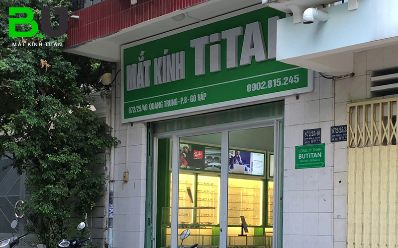 mua-gong-kinh-titan-o-dau
