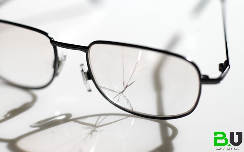 Cách khắc phục kính cận bị nứt có thể sửa hay phải mua mới?