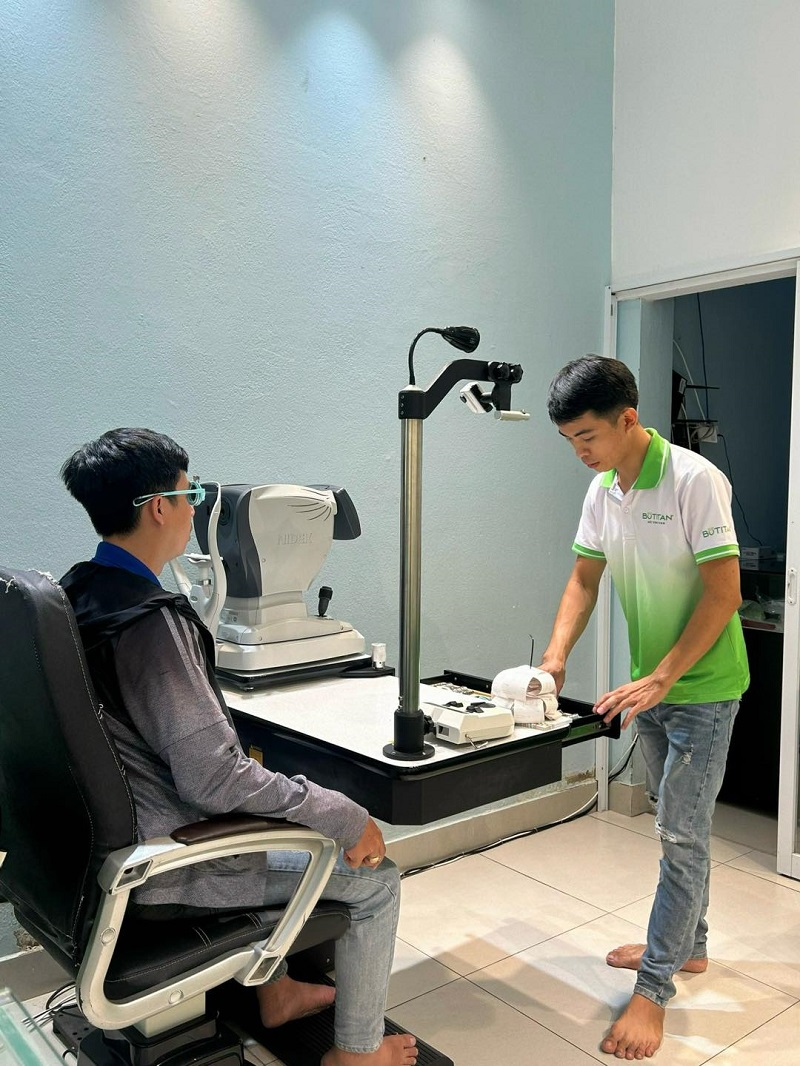 Kỹ thuật viên khúc xạ là gì