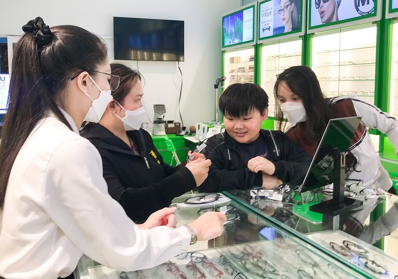 Nhân viên bán hàng kính mắt
